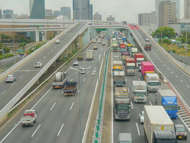 混雑している高速道路の写真